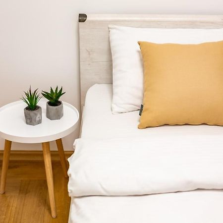 Three Bedroom Apartment On Rynok Square Lviv Luaran gambar
