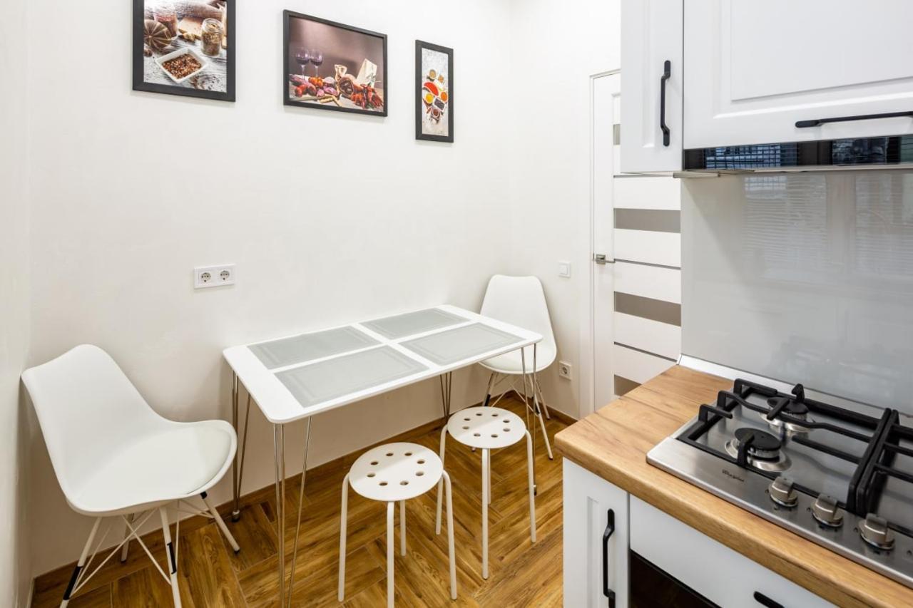 Three Bedroom Apartment On Rynok Square Lviv Luaran gambar
