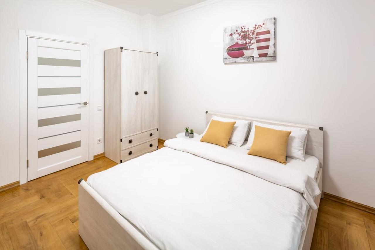 Three Bedroom Apartment On Rynok Square Lviv Luaran gambar