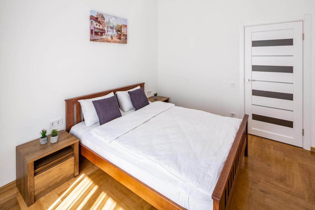 Three Bedroom Apartment On Rynok Square Lviv Luaran gambar
