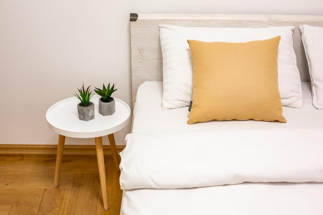 Three Bedroom Apartment On Rynok Square Lviv Luaran gambar