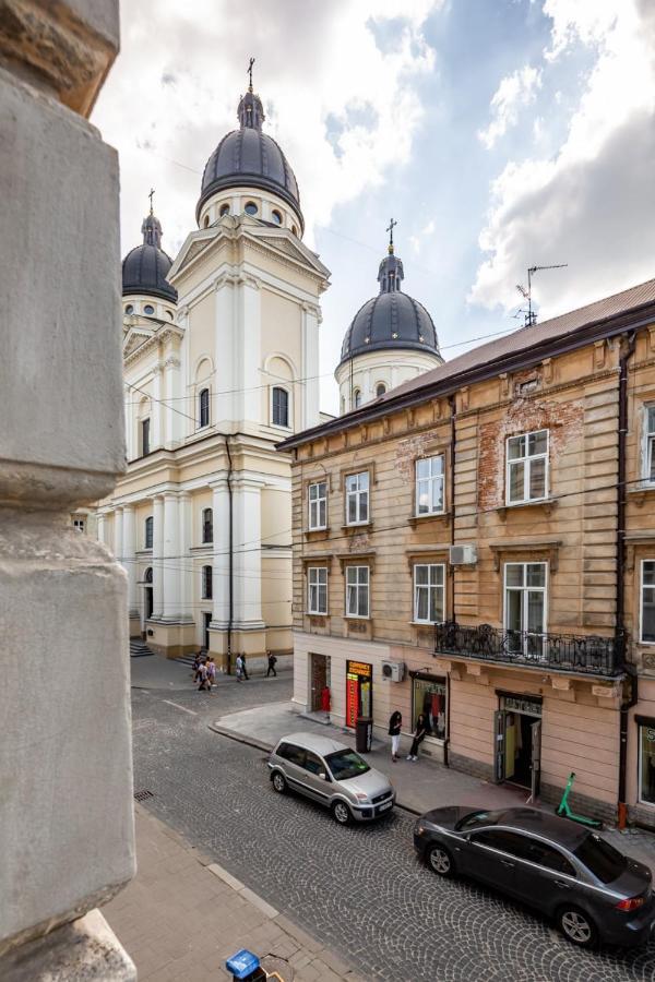 Three Bedroom Apartment On Rynok Square Lviv Luaran gambar